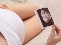 いつ言えばいいんだろう……。妊娠報告で気を使うこと4選
