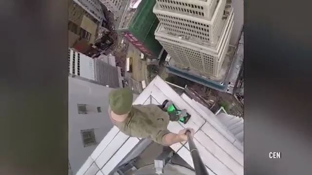 高層ビルの上でホバーボード