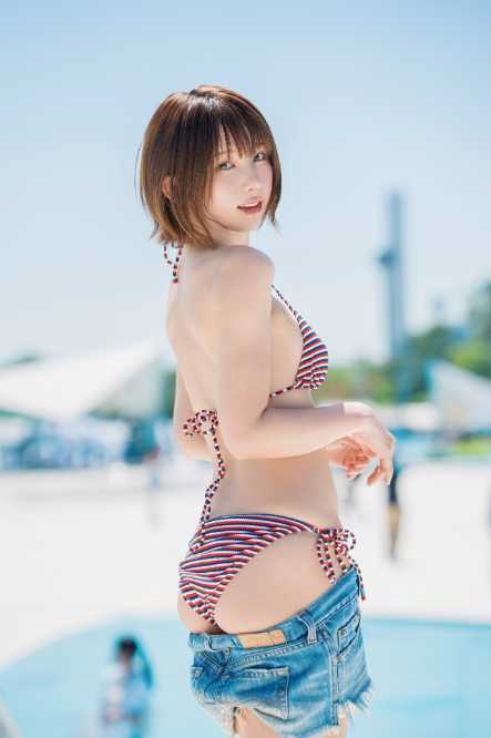 X：えなこ(@enako_cos)より