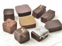 【東京土産】目の覚めるような青いBOXが素敵！　夏にもオススメの「アソートチョコレート」