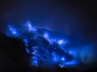 自然の驚異を感じさせる火山から噴出する青い炎（インドネシア、イジェン山）