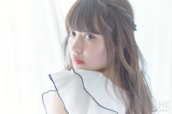 肩越しに見つめる女性