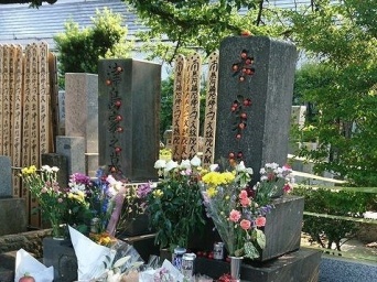 墓にサクラボがギュウギュウに（小上 川花＠kawahanarururuさん