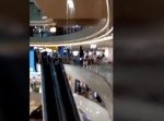 中国のショッピングモールで雨漏り発生。そしてついに天井が…！