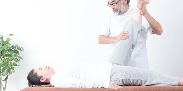 医師が足を診察