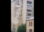 恐ろしい…！　９階建てのマンションが縦に割れて崩れていく…。