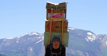 「スゴイ！の一言」　80キロの荷物を背負い、木道を歩く――はるかな尾瀬の文化を担う「歩荷」に3.6万人感動
