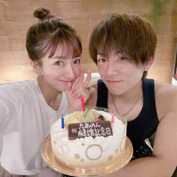 辻希美、結婚記念日の夫婦2ショットが大反響「「2人とも若々しいけど…」