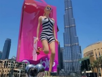 巨大バービーが箱を破って出てくるCG映像のド迫力！