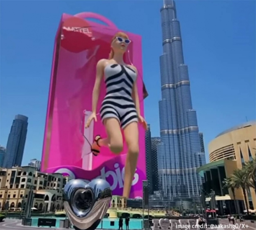 巨大バービーが箱を破って出てくるCG映像のド迫力！