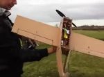 ダンボールで出来たチープなプロペラ機。　果たしてちゃんと飛ぶのか？？