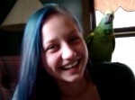 インコが美女を突っついて！　笑いの連鎖が止まらない