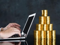 「他力思考」がキモ！一生お金に困らない人になるには？（＊画像はイメージです）