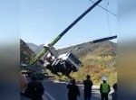 倒れる〜！　クレーンが横転する寸前に操縦者が脱出。