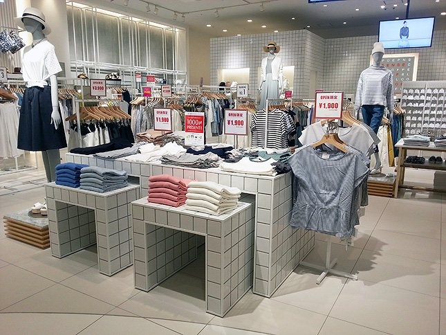 オープン記念価格で、店頭に並ぶ商品は1900円・2900円となっている。
