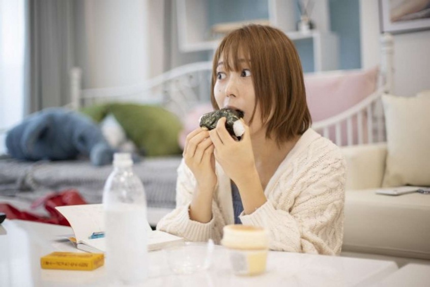 よく噛んで健康に（画像はイメージ）