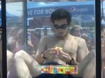 水の中で息を止めたまま、ルービックキューブ６個を完成させる男性。