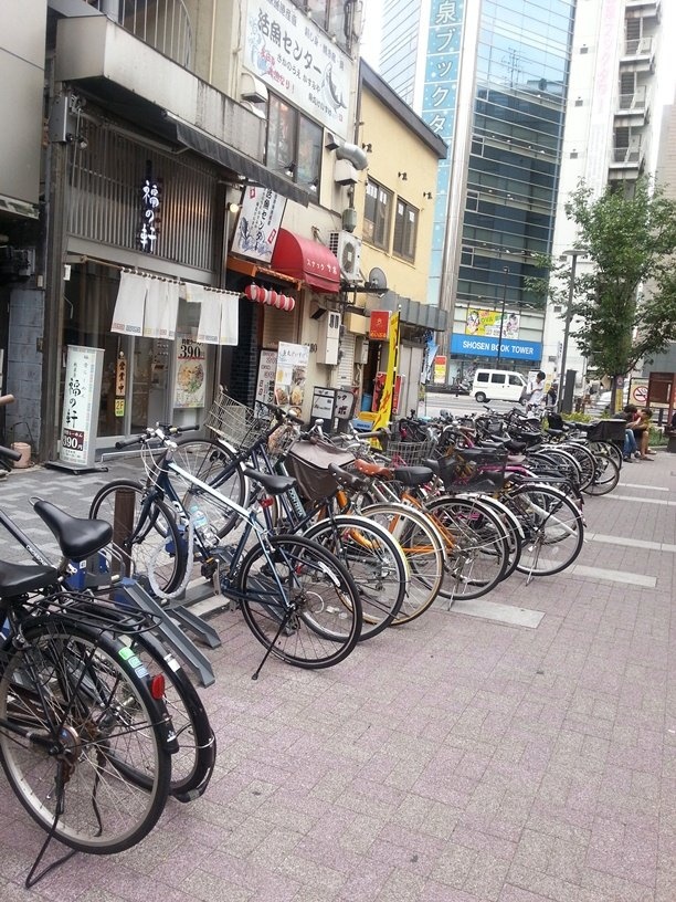 秋葉原駅公園自転車駐輪場横の放置自転車