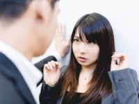 なれなれしい!? 付き合っていない男性に「頭をなでられる」のはアリ？　約7割の回答は……
