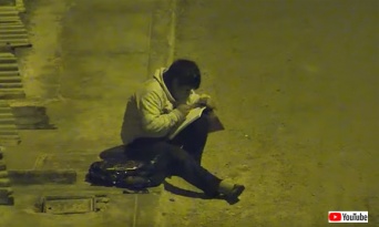 監視カメラに不審人物が！？警察が映像を確認したところ、そこには街灯の明かりを利用して宿題をする少年の姿が（ペルー）