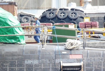 神戸港に浮かぶ海自の潜水艦（筆者撮影）