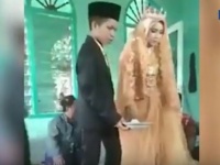 日没後にデートしたら結婚しなければならない。慣習に従い結婚させられた15歳の少年と12歳の少女（インドネシア）
