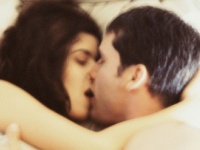 「軽いキス」or「激しいキス」！　女性が好きなのはどっち？⇒「71.8％：●」