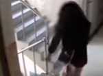 女性の後をつけ無理矢理部屋に入ろうとする怖すぎるストーカー！