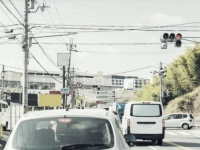 「道路の真ん中で車がエンスト。母と2人で押していると、後ろから車で来たカップルが...」（熊本県・20代女性）