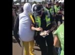 ゴハンくれよ〜！　海辺の祭でカモメ！？が婦人警官に群がる。