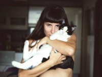 猫嫌いの彼氏と同棲を始めた女性、猫に暴言を吐いているのを目撃し男性に、猫を追い出すくらいならお前が出ていけ！