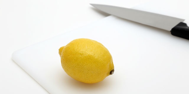 包丁の臭いをレモンで取る