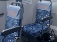 「優先席の老人に突き飛ばされた学生の私。足の間のカバンまで車外に蹴り飛ばされて...」（東京都・20代女性）