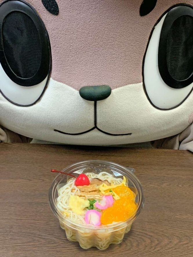 冷やし中華レベルで色々入れてない！？（画像はしんじょう君Shinjo-kun＠susaki_city_PRのツイートより）