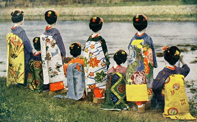 Eight Maiko Girls Displaying their Darari-no-Obi 1910s
