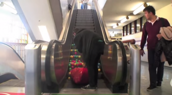 何が目的なのか定かではありませんが、上りのエスカレーターに大量のカラーボールを放り投げ込んだ動画。みるみるうちにカラーボールが溜まっていき、その光景は工場見学をしているかのようです。