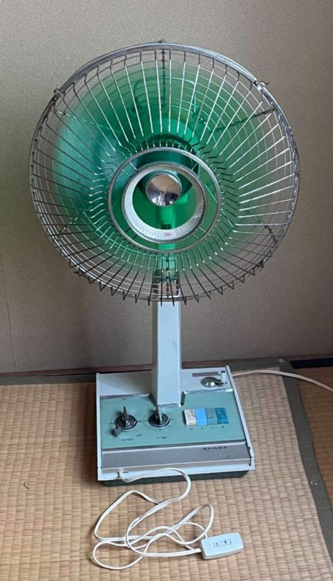 一番のお気に入りだという、シャープの「PS-447」。当時珍しい有線リモコンがついている（写真は収集家さん提供）