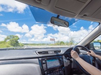 自動車のクリープ現象の基礎知識！メーカーやミッションによって速度や強さが違う？電気自動車にクリープはある？