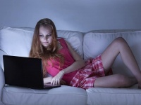 SNSチェックは「ネットストーカー」！？弁護士に詳しく聞いてみた