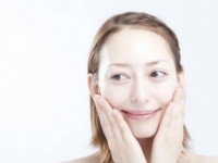 「安いコスメを惜しまず使う」VS「高いコスメをちびちび使う」、多数派はどっち？