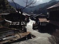 高札場から妻籠宿の町並みを望む（そらみみさん撮影、Wikimedia Commons