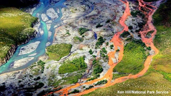 アラスカの多くの河川が青色からオレンジ色に変化。その原因は永久凍土の融解にあった