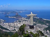 コルコバードのキリスト像とリオデジャネイロの町並み（「Wikipedia」より）