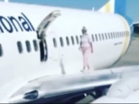 「機内が暑すぎたから」と訴えた女性、非常口を開け飛行機の翼を歩くという暴挙に（ウクライナ）