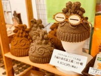完売したニット帽。メガネは在庫があるそうだ