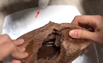 とろっとろのチョコレートが入ってるパンを割った瞬間の出来事でした。猫の高速肉球イン！