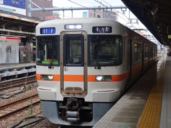 電車旅の途中で（画像はphotoAC）