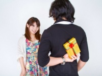 【女の本音】初デートで高価なプレゼントをくれる男性を、どう思う？