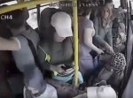 バスでの痴漢行為が発覚…→　車内の女性達が犯人を袋叩きに！