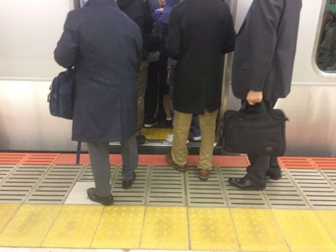 通勤ラッシュに巻き込まれて...（画像はイメージ）